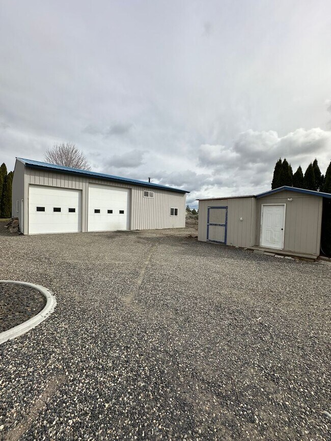 Building Photo - RARE FIND!! Country living with big shop o...