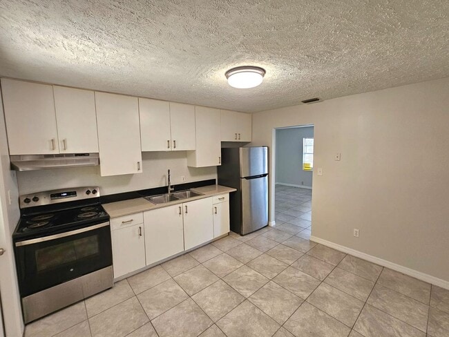 Building Photo - 2584 Seneca Ave