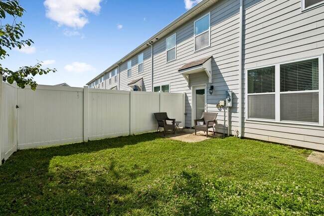 Building Photo - 1045 Enclave Ave
