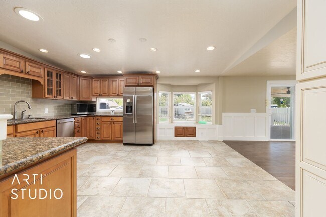 Building Photo - **Stunning 4-Bedroom Home with Modern Amen...