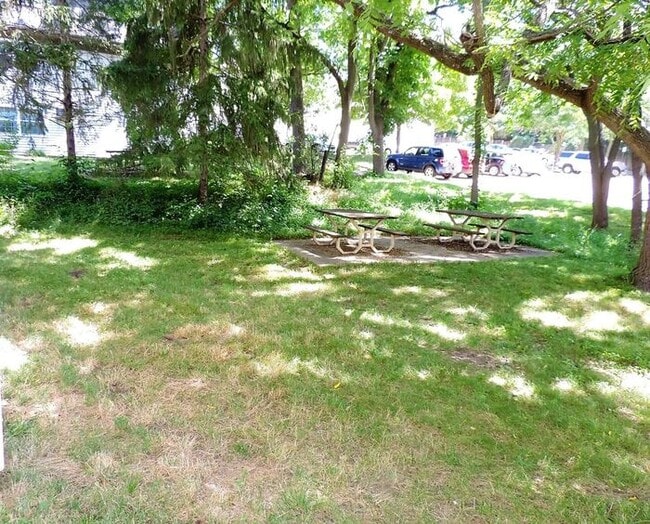 Building Photo - $950 | 2 Bedroom, 1 Bathroom Apartment | N...