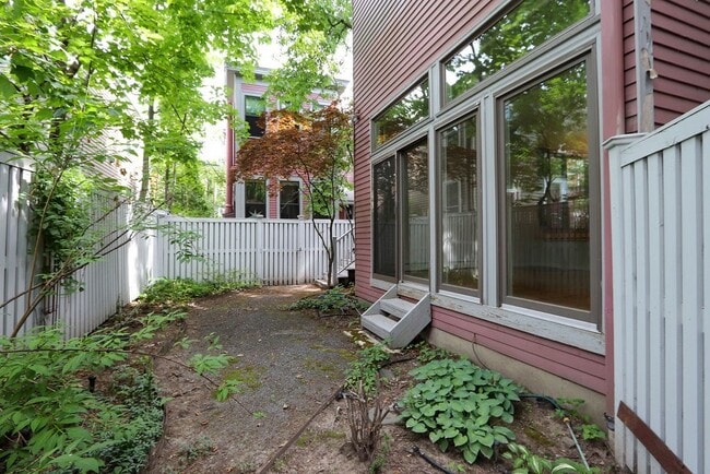 Building Photo - 336 Harvard St
