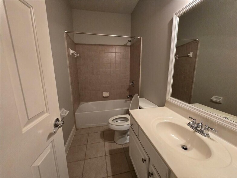 Building Photo - 624 Maple Grove Way
