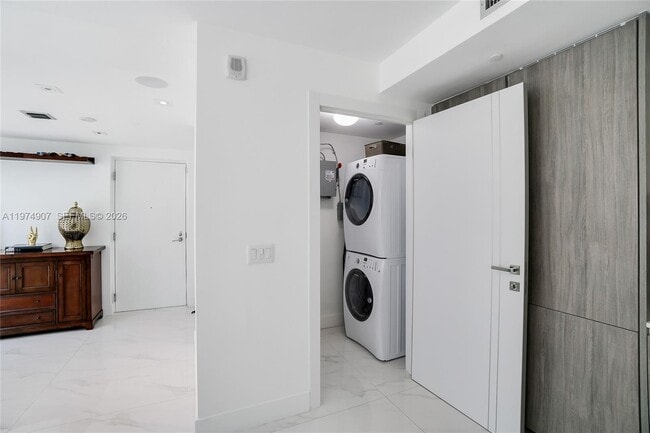 Building Photo - 2900 NE 7th Ave