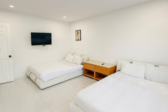 Building Photo - 1260 SW 32nd St