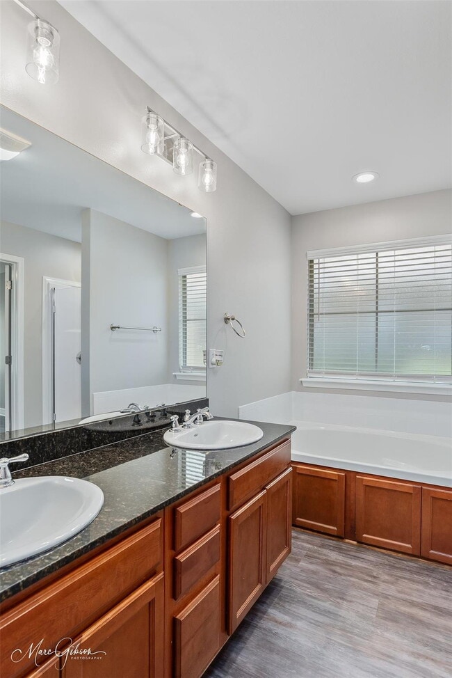 Building Photo - "Charming 3-Bedroom Retreat with 2 Full Ba...
