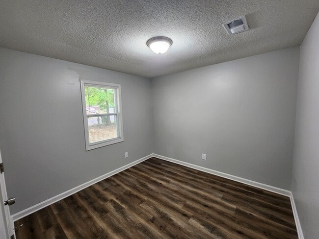 Building Photo - 723 W Creek Cir