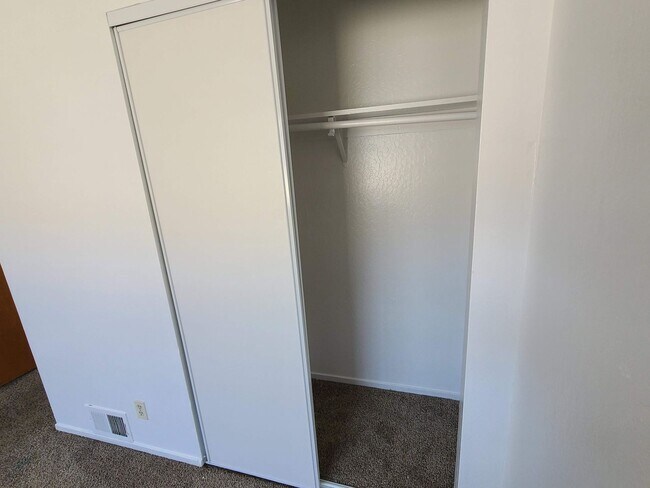 Building Photo - UPDATED RENTAL IN SACRAMENTO!