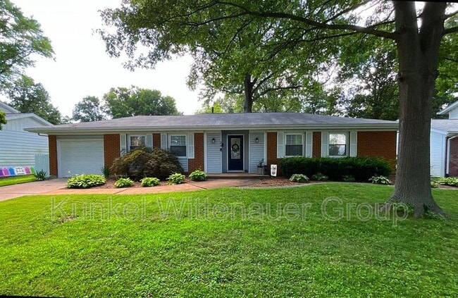 Primary Photo - 24 Coachlight Dr