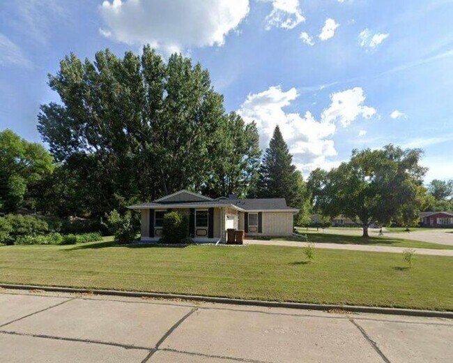 Building Photo - Welcome to this charming 3-bedroom, 2-bathroom home located in the heart of East Grand Forks, MN.