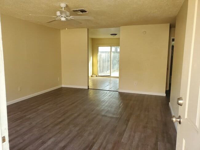 Building Photo - 3007 W Walnut Ave