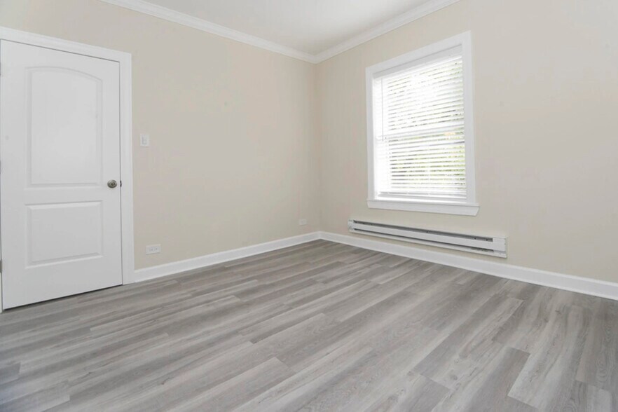 Building Photo - 648 W Roscoe St