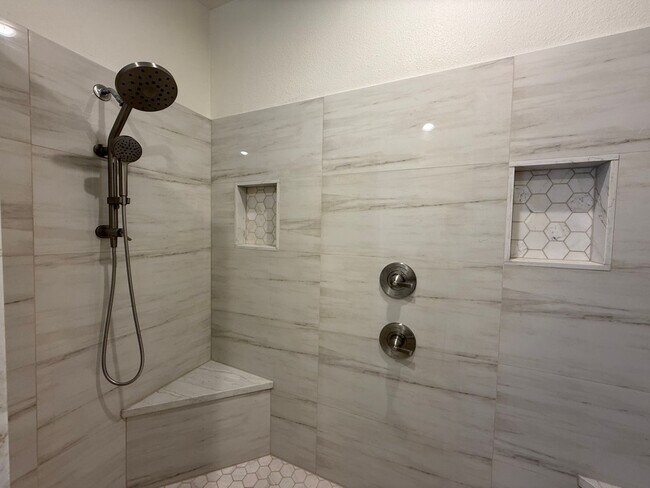 Building Photo - Gorgeous 3 bedrooms, 2.5 baths home
