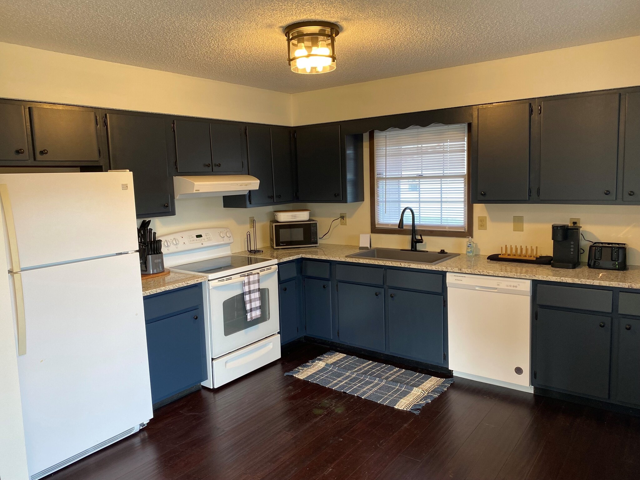 Building Photo - 617 4th St