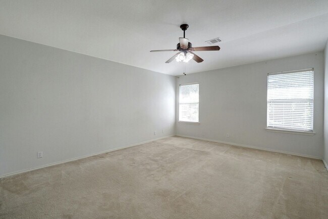 Building Photo - Spacious 4-Bedroom Gem with Office in Desi...