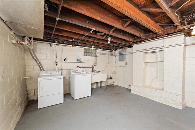 Building Photo - 318 Sprott Way
