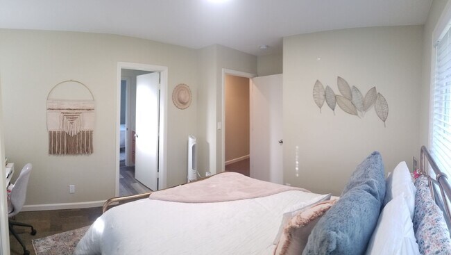 Building Photo - Immaculate 5 Bedroom 3 bath home with beautiful hill views!