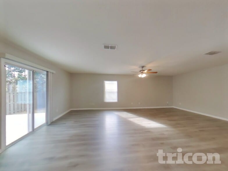 Building Photo - 15402 Bareback Dr