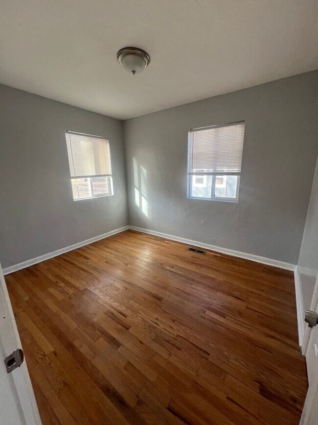 Building Photo - Downtown Living with a Massive Yard 3 Bed 1 Bath $1965.00