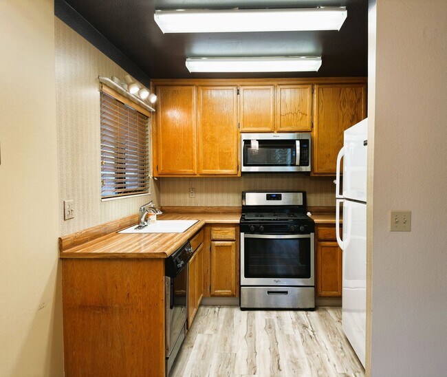 Building Photo - 180 Park Place Dr