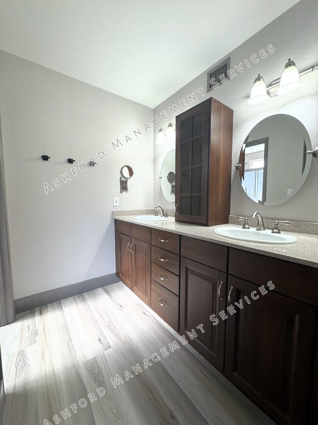 Building Photo - BEAUTIFULLY REMODELED 3 BEDROOM HOME WITH ...