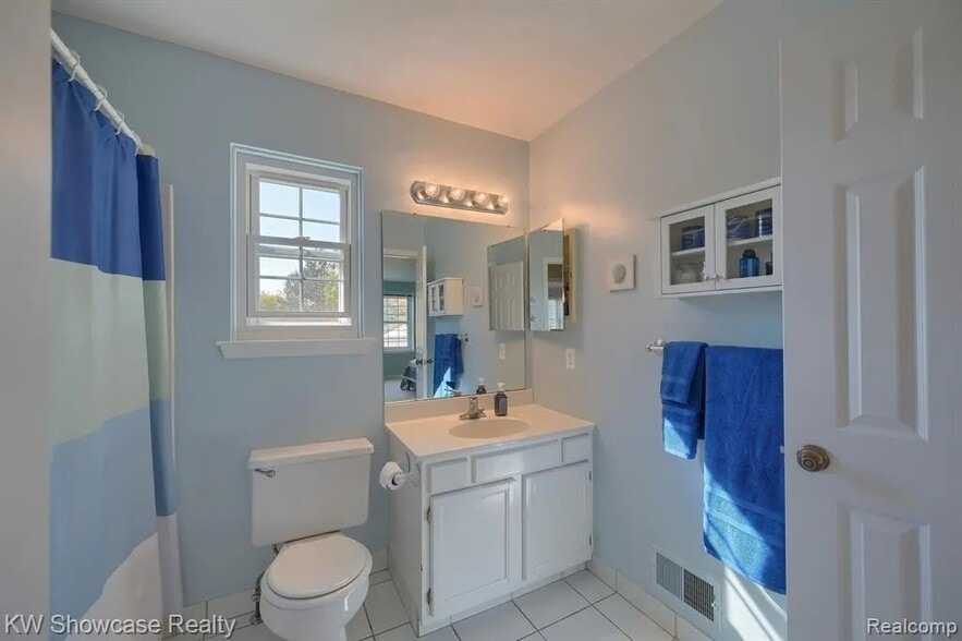Building Photo - 24509 Simmons Dr