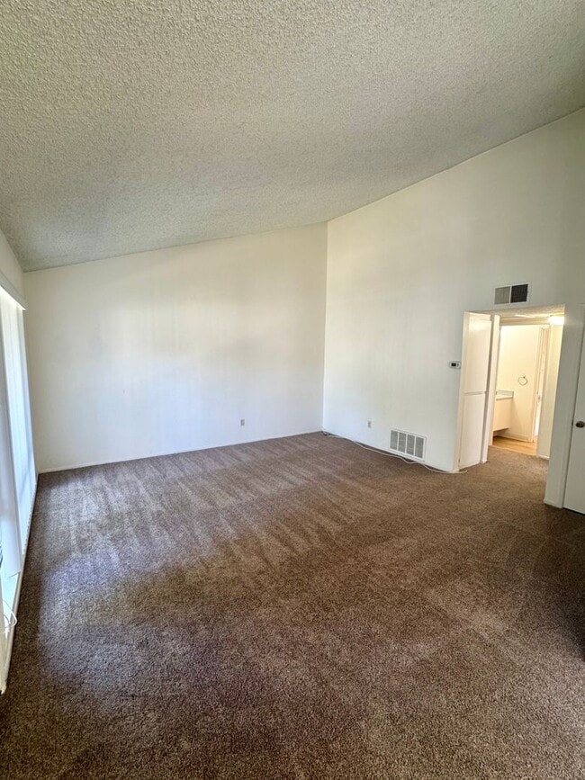Building Photo - Spacious Upstairs Two-Bedroom 1 & 1/2 Bath...