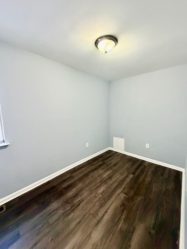 Building Photo - 2035 Watkins St