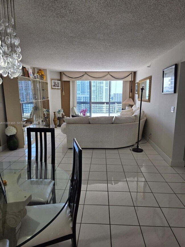 Building Photo - 19195 NE 36th Pl