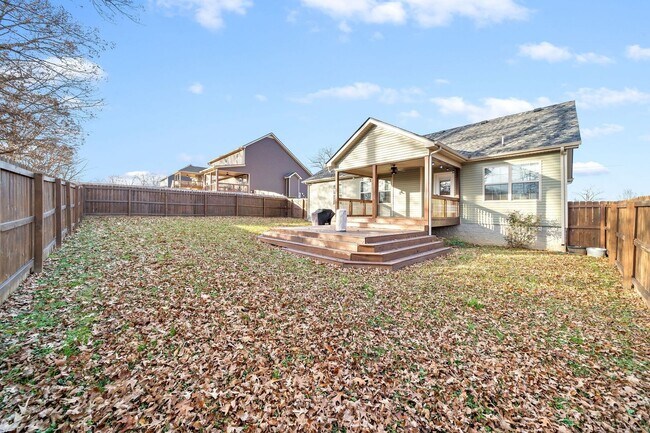 Building Photo - Country feel in the City.  Sharp 3 bed 2 bath.  Close to Fort Campbell.