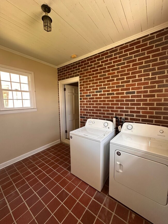 Building Photo - 3 Bed 2 Bath Brick Home with Fenced in Backyard and Additional Living Space