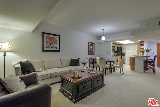 Building Photo - 13700 Marina Pointe Dr