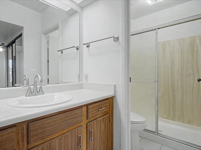 Building Photo - 2 Bedroom 2 Bathroom with Community Pool and Spa!