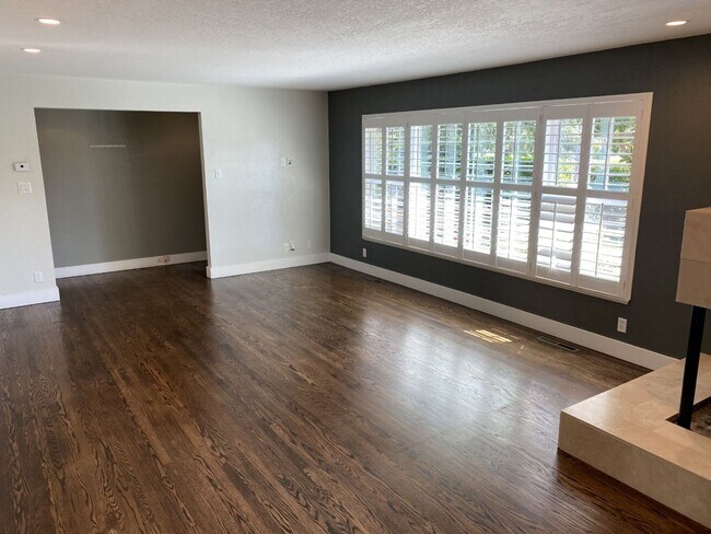 Building Photo - Charming 3 bdrm / 2 bath Home, Minutes fro...