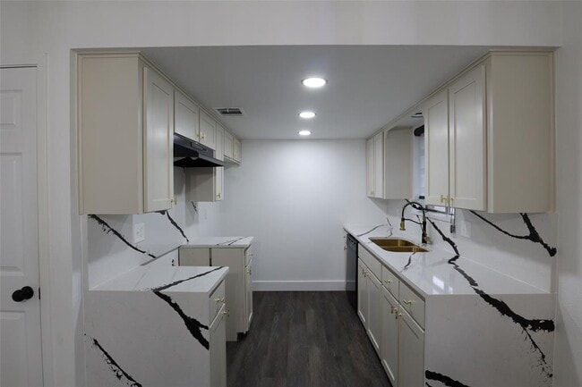 Building Photo - 7706 Garsee Dr