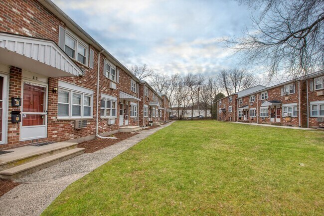 Building Photo - Beautiful two-bedroom townhouse condo with open floor plan