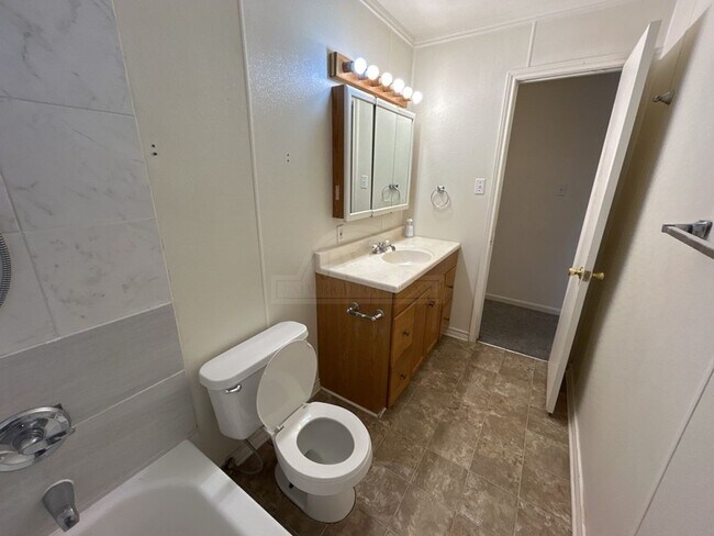 Building Photo - 2134 Circle Dr