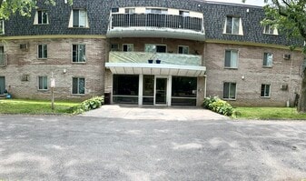 Building Photo - Hamburg Heights