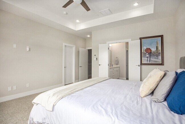 Building Photo - 5518 Rosslyn Rd