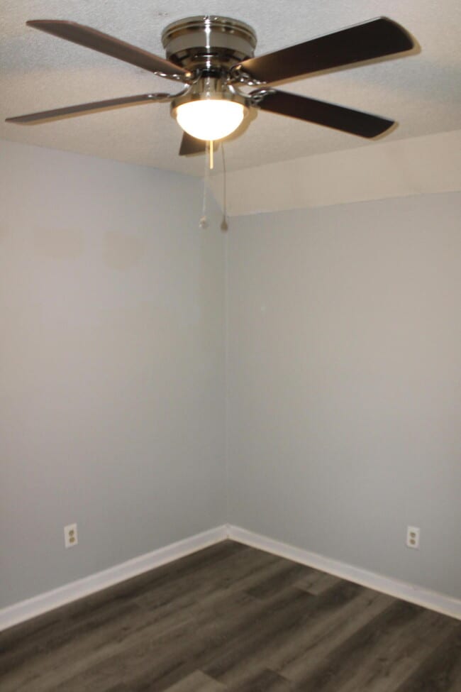 Building Photo - 810 S Willowick Dr