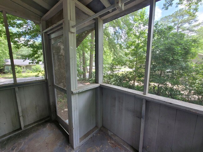 Building Photo - 2833 Wesley Dr