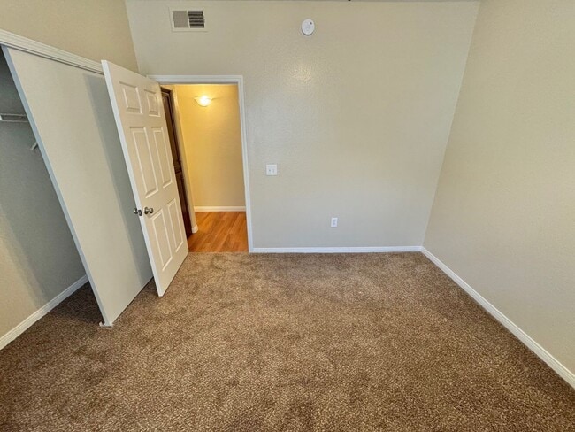 Building Photo - SPACIOUS 3 BEDROOM 2 FULL BATH CONDO IN GA...