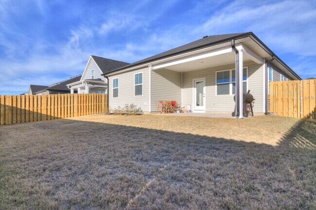 Building Photo - 3 Bedroom 2 Bathroom Ranch