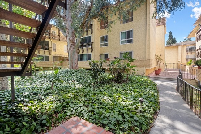 Building Photo - 5600 Kensington Way