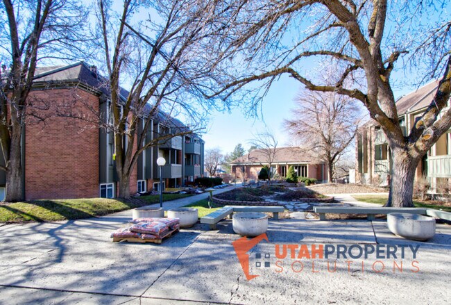 Building Photo - 1180 Foothill Dr