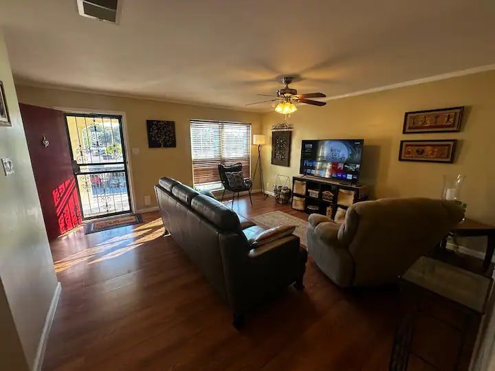 Building Photo - 8702 Village Dr