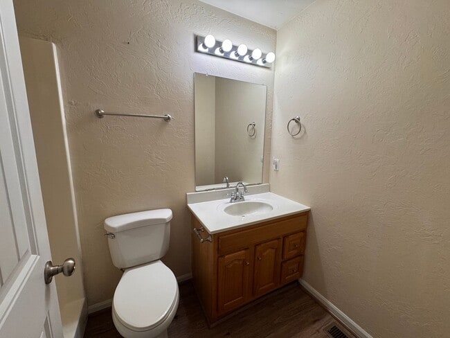 Building Photo - 3 Bedroom, 2 Bathroom House