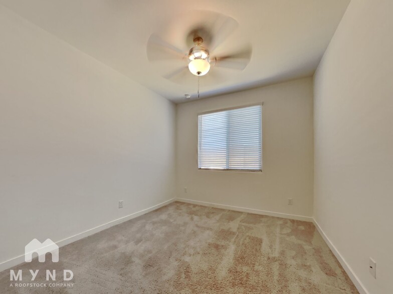 Building Photo - 17027 W Echo Ln