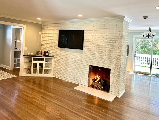 Building Photo - Crafstman-style 4 Bedroom renovated home for lease in Selwyn Park/Madison Park area of Charlotte ...