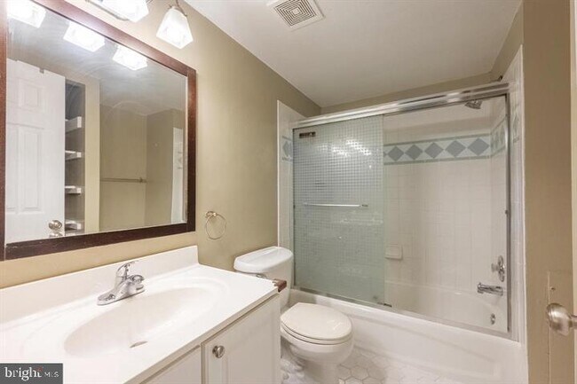 Building Photo - 4414 Island Pl